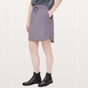 lululemon On The Fly Mini Skirt 21” in  Magnum Gray. Size 8